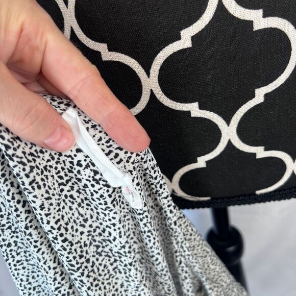 Lush Black & White Animal Print Short Sleeve Vneck Wrap Shirt Lightweight Sz XL - Picture 13 of 13
